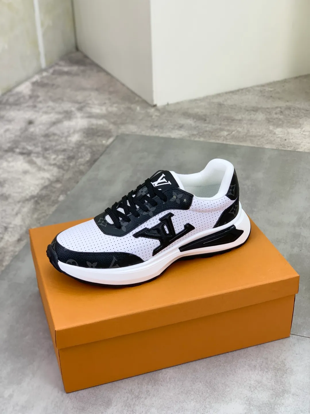 Men's shoes 💰P460 💰 [New model] 🆘 The latest model from LV official website 🎁 Casual and fashionable men's shoes 👟 Hot style 💥 Simple and elegant style, exclusive for trendy men. Unique latest brand elements from the official website 👑 Original decoration, fashionable and generous, the fabric is made of original calfskin ➕ Comfortable and breathable mesh lining ➕ Pigskin lining ✅The official website specifies wear-resistant casual outsole, the classic model is taken in real life🎬Color: 3️⃣colors available😍Number of codes: 38-44 (45 46 customized)